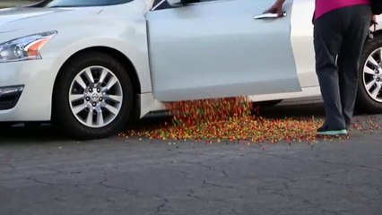 Il remplie la voiture de sa mère avec 1 million de Skittles... Blague énorme