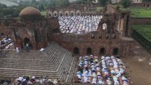 Musulmanes indios se reúnen para rezar en el segundo día del Eid al-Adha
