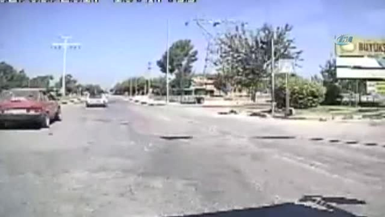 Otobüste Dehşet Anları Kamerada... Belediye Otobüsüne Saldırıp Yolcuyu Darp Ettiler