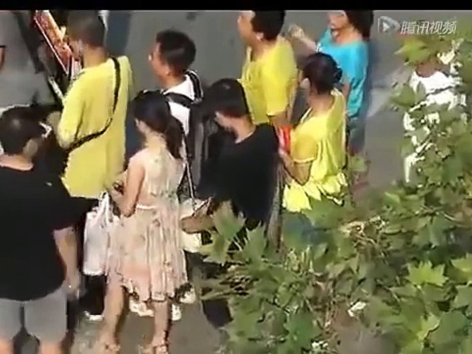 監控無意拍下的骯臟一幕，這個女人就在公交車上被……(一定要小心）