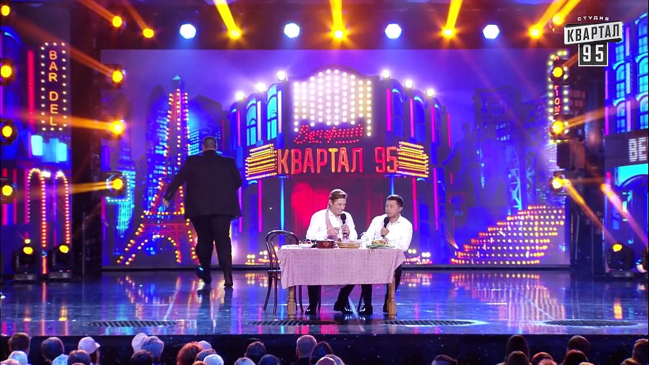 Жена, которая говорит даже во время поцелуя - с...