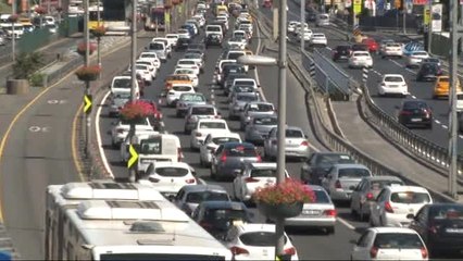 İstanbul'da Bayram Ziyaretleri Trafik Yoğunluğunu Geri Getirdi