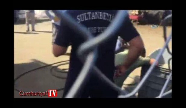 Çifte atma anı kamerada: Kurbanlık boğa iki kişiyi böyle hastanelik etti