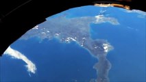 Les astronautes de la station spatiale parlent de vacances en survolant des villes du monde entier !