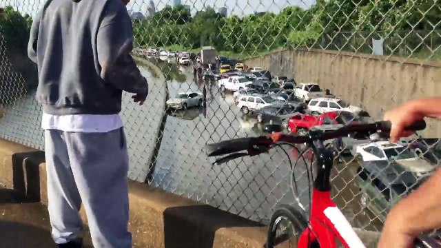 Ce fou conduit dans l'autoroute inondée de Houston !