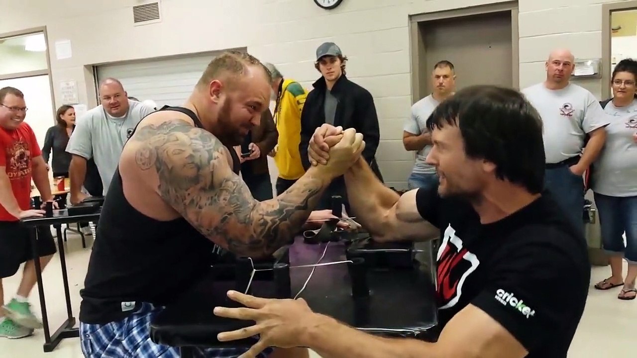 The Mountain de game of thrones perd au bras de fer contre le champion du monde !