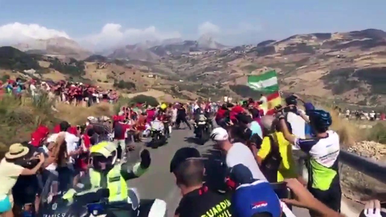 Ce policier débile pousse un spectateur sur une moto pendant la Vuelta