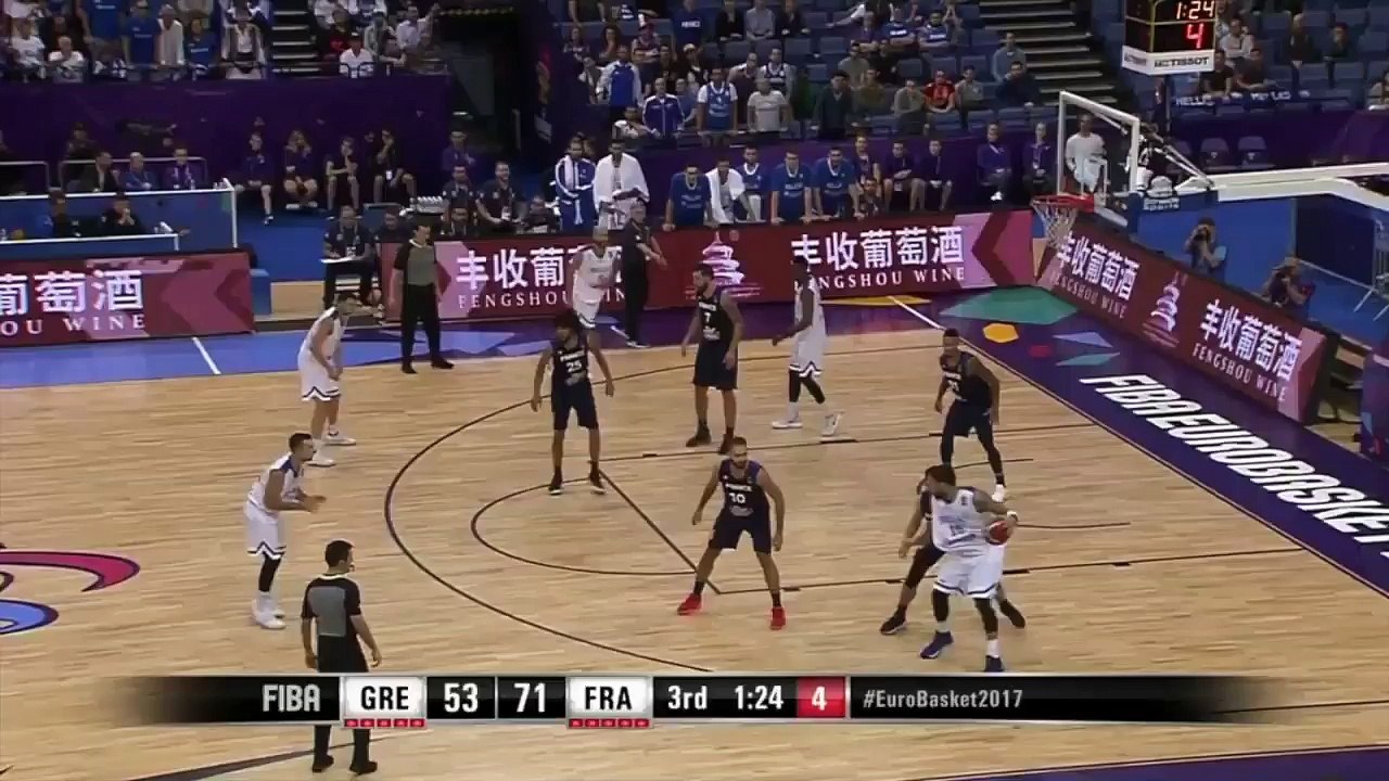 Thanasis Antetokounmpo écrase un dunk sur la tête d'Edwin Jackson !