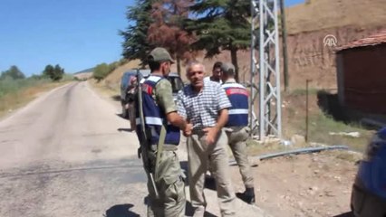 Çalınan Hayvanlarını Bulan Jandarmaya Sevgisini Sarılarak Gösterdi