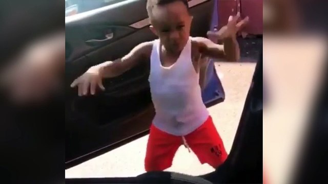 Ce petit garçon a vraiment le rythme dans la peau !