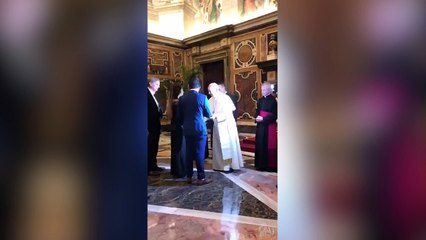Il demande sa copine en mariage devant le pape!