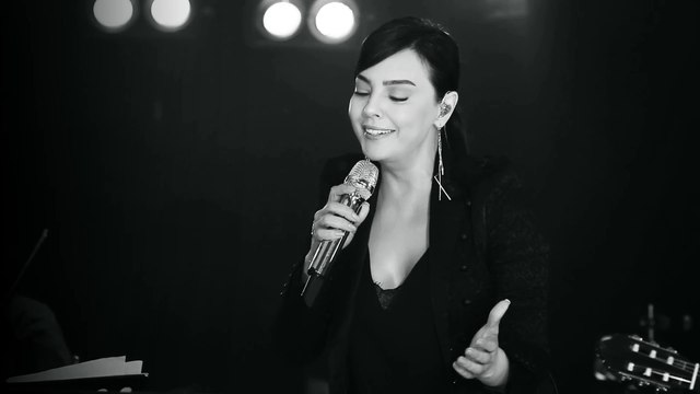 EBRU GÜNDEŞ - SENSİZİM (Canlı Performans)