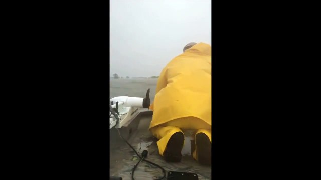 Il traverse l’autoroute en bateau après l'ouragan Harvey