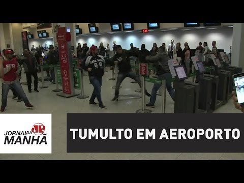 Manifestantes com colete da CUT causam tumulto no aeroporto Santos Dumont, no RJ