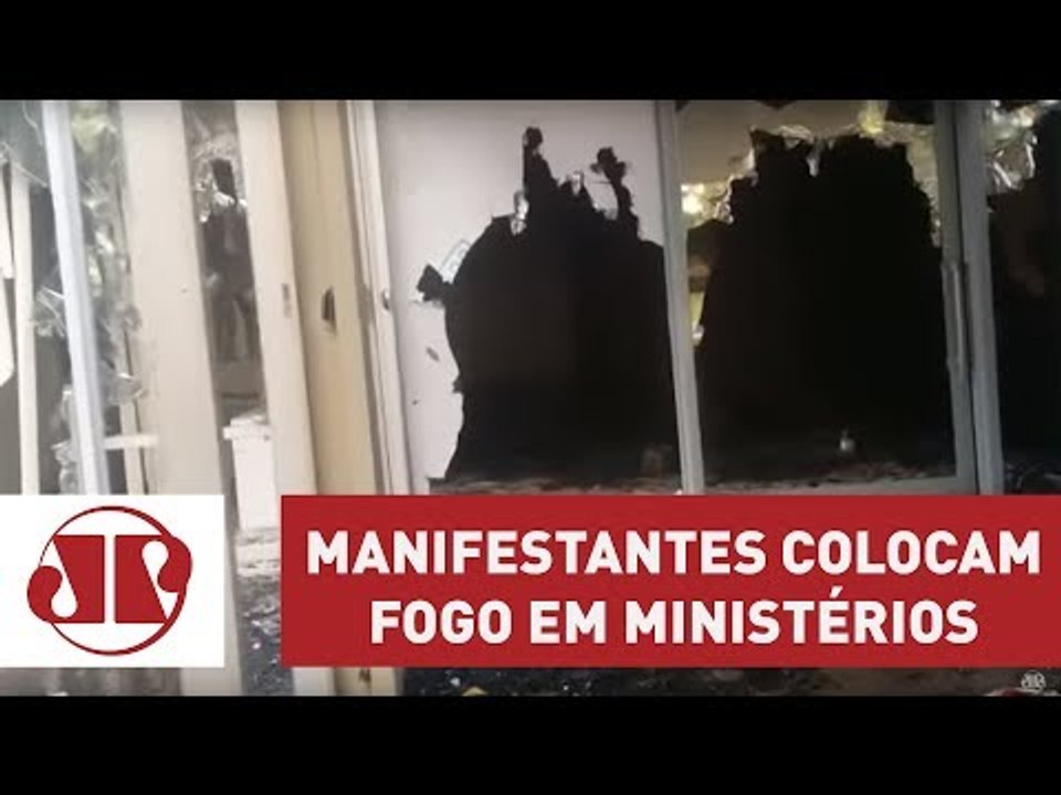 Manifestantes colocam fogo em ministérios; veja | Jovem Pan Notícias