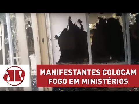 Manifestantes colocam fogo em ministérios; veja | Jovem Pan Notícias