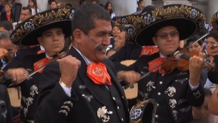 Скачать видео: Mariachi de la Marina mexicana sorprende a capitalinos con un 