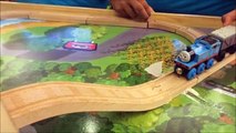 Et enfants pour amis enfants jouer chemin de fer tableau les tout-petits jouet les trains bois thomas