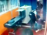 Mujer musulmana apuñala a un Guardia de Seguridad