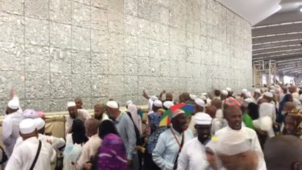 Hacılar Mina'da Şeytan Taşladı