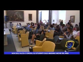 Non solo alcol o droga, gli studenti oggi abusano anche del Web