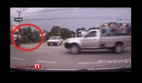 Feci kaza anı kamerada: İki motosiklet böyle çarpıştı