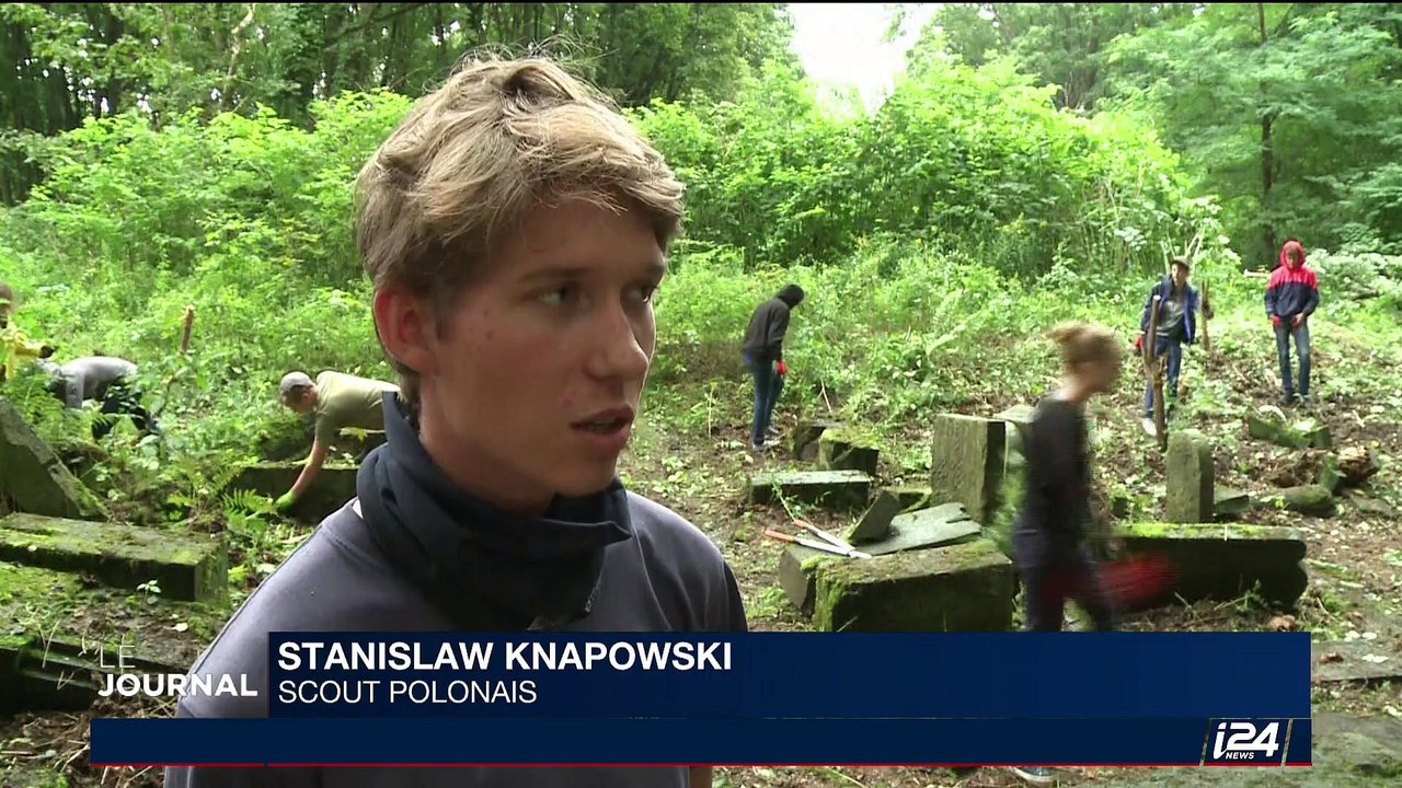 Ces jeunes qui restaurent le cimetière juif de Varsovie