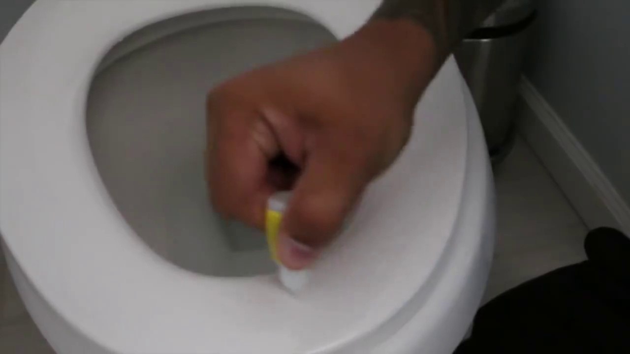 Il va coller sa femme sur les toilettes... Mauvaise blague!