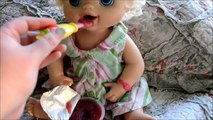 Bébé vivant alimentation et en changeant vidéo avec pois poupée aliments