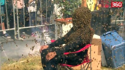 Video e rrallë, personi që qëndroi për 61 minuta me 100 mijë bletë në fytyrë (360video)