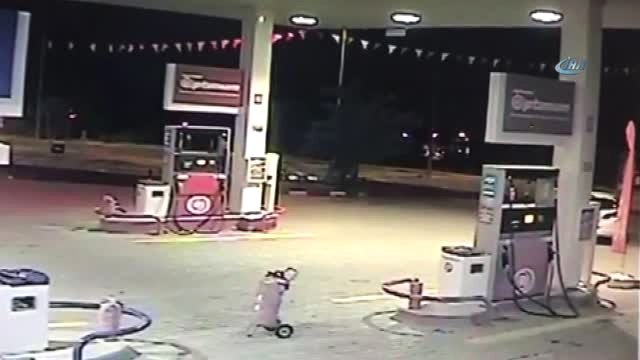 El Freni Çekilmeyen Araç Ben Benzin İstasyonunda Böyle Tur Attı