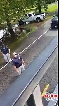 Ce policier hurle sur des sauveteurs pendant l'ouragan Harvey !