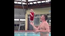 Ce prof de natation est spécialisé en Bébé nageur et a une méthode bien à lui
