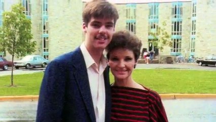 Mom Removes Makeup For 1st Time In 50 Years, Shows Family Real Face She's Been Hiding