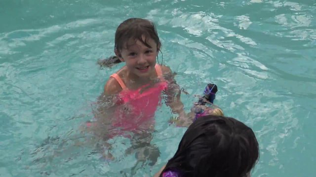 Barbie e o Golfinho Mágico - Brincando na Piscina com a Boneca Barbie e seus Acessórios