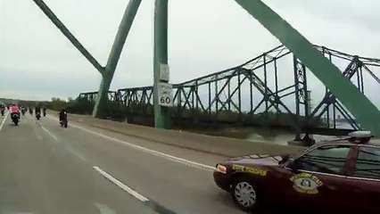 Un et un à un un à bloc éluder motocyclistes route installer ils à Il Essayez sensationnel Police afer