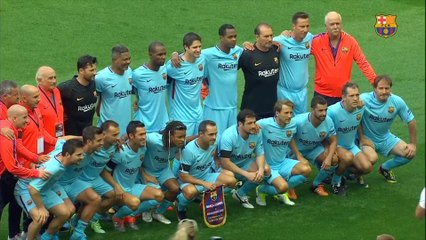 Com brasileiros, jogo de lendas do Barça e United termina empatado; assista