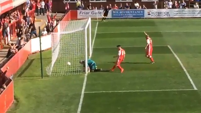 Goleiro falha duas vezes na mesma bola e engole frango bizarro; veja