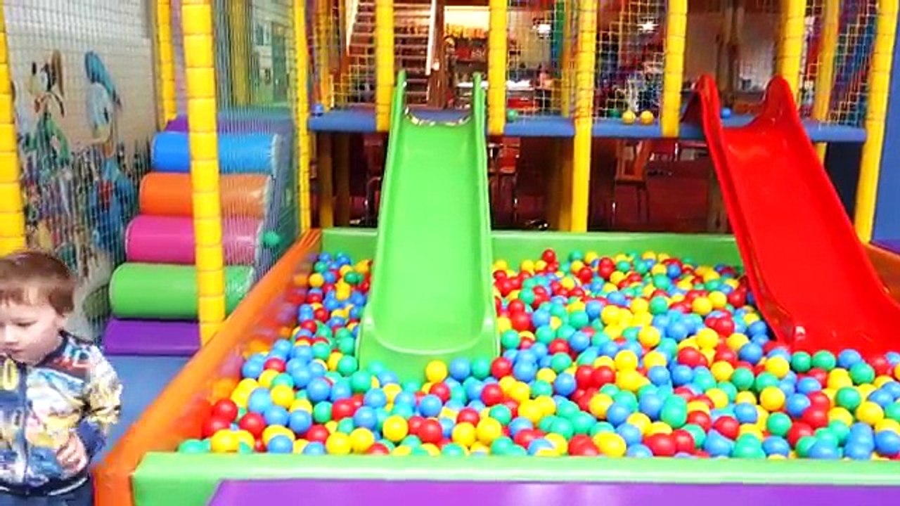 Bebé bola coche muñeca en coche para divertido ha interior Niños pozo patio de recreo jugando arena Ivities