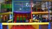 Des balles Centre la famille pour amusement amusement intérieur enfants jouer Cour de récréation salle de jeux diapositives avec |