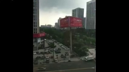 Kinh hãi cột biển quảng cáo khổng lồ đổ sập, đè nát hàng loạt ô tô