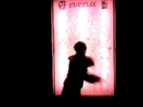 HARDSTYLE ou TEcktonik meme si c'est aps de la tecktonik