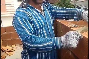 Pedreiro Cria Máquina Inovadora para Assentar Tijolos e Viraliza na Internet 🧱