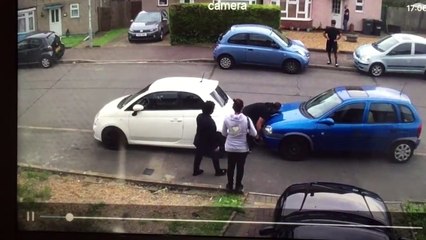 Un homme déplace seul une voiture mal garée !