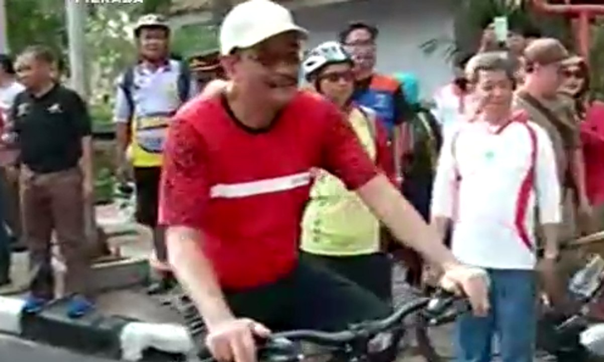 Saat Djarot Resmikan Sejumlah Proyek dengan Naik Sepeda