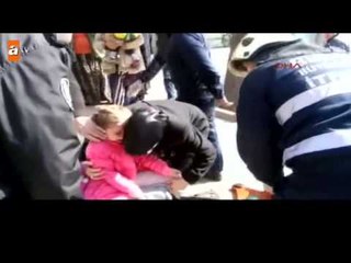 Küçük kız bacağını banka sıkıştırdı