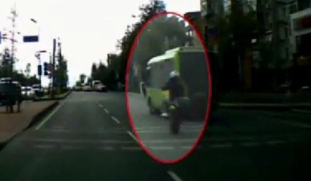 İstanbul trafiğinde tehlikeli hareketler: Motosiklet sürücüsü tek teker üzerinde