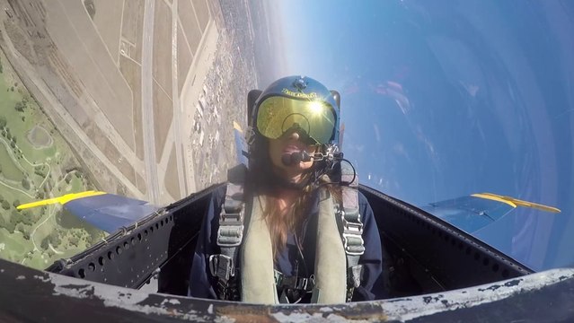 La journaliste Christina Pascucci s'évanouit en se prenant 7,5G au cours d'un vol à bord d'un avion des Blue Angels de l