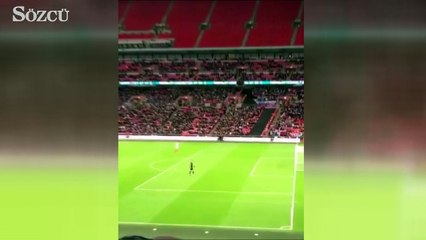 Wembley'de kağıt uçakla gol attı!