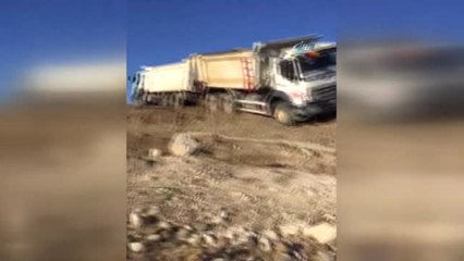 Kamyonet Sürücüsü Otomobile Çarpmamak İçin Yol Kenarına Uçtu